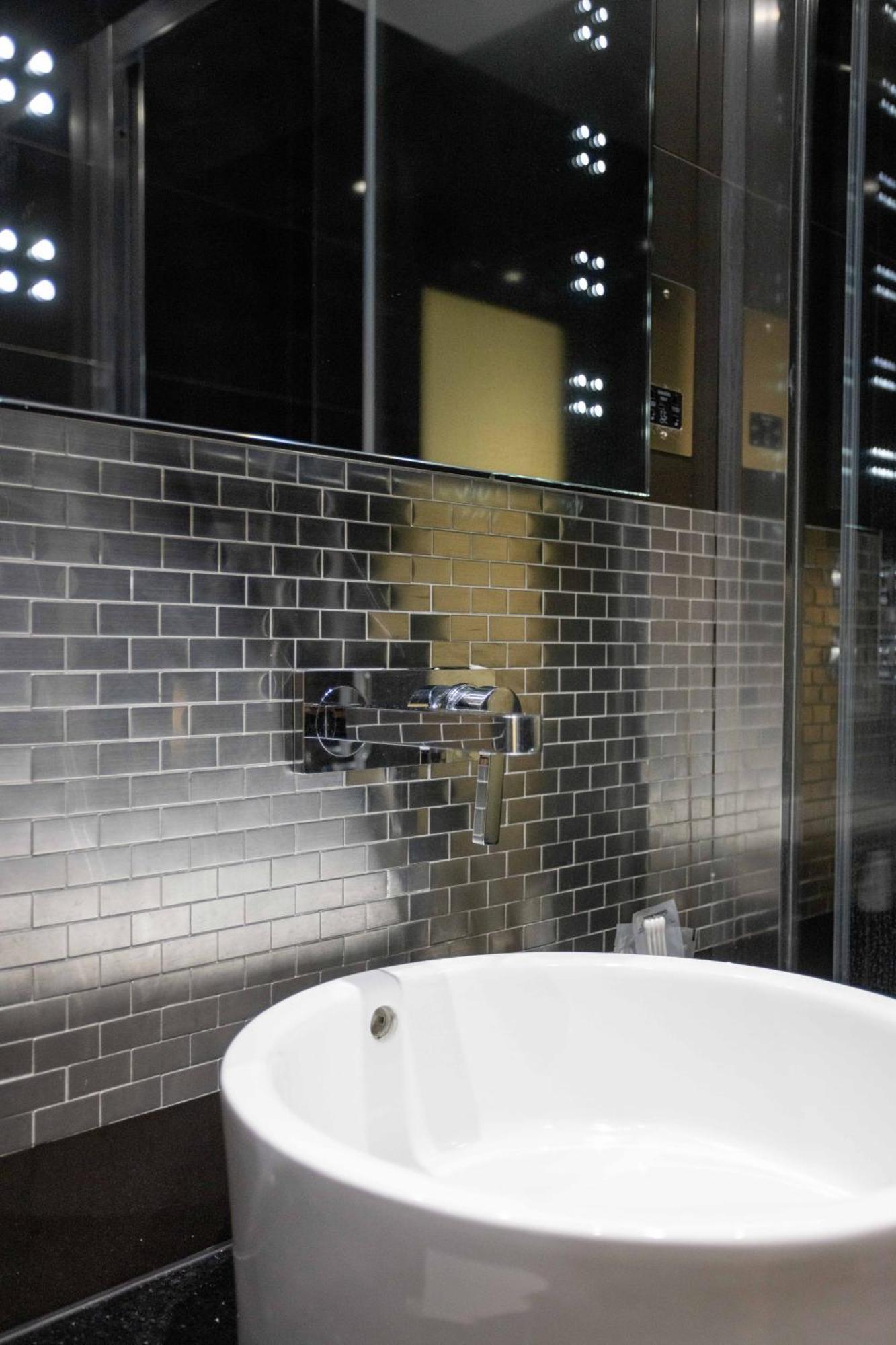 伦敦尊贵大理石拱门酒店 外观 照片 Subway tiles in a shower