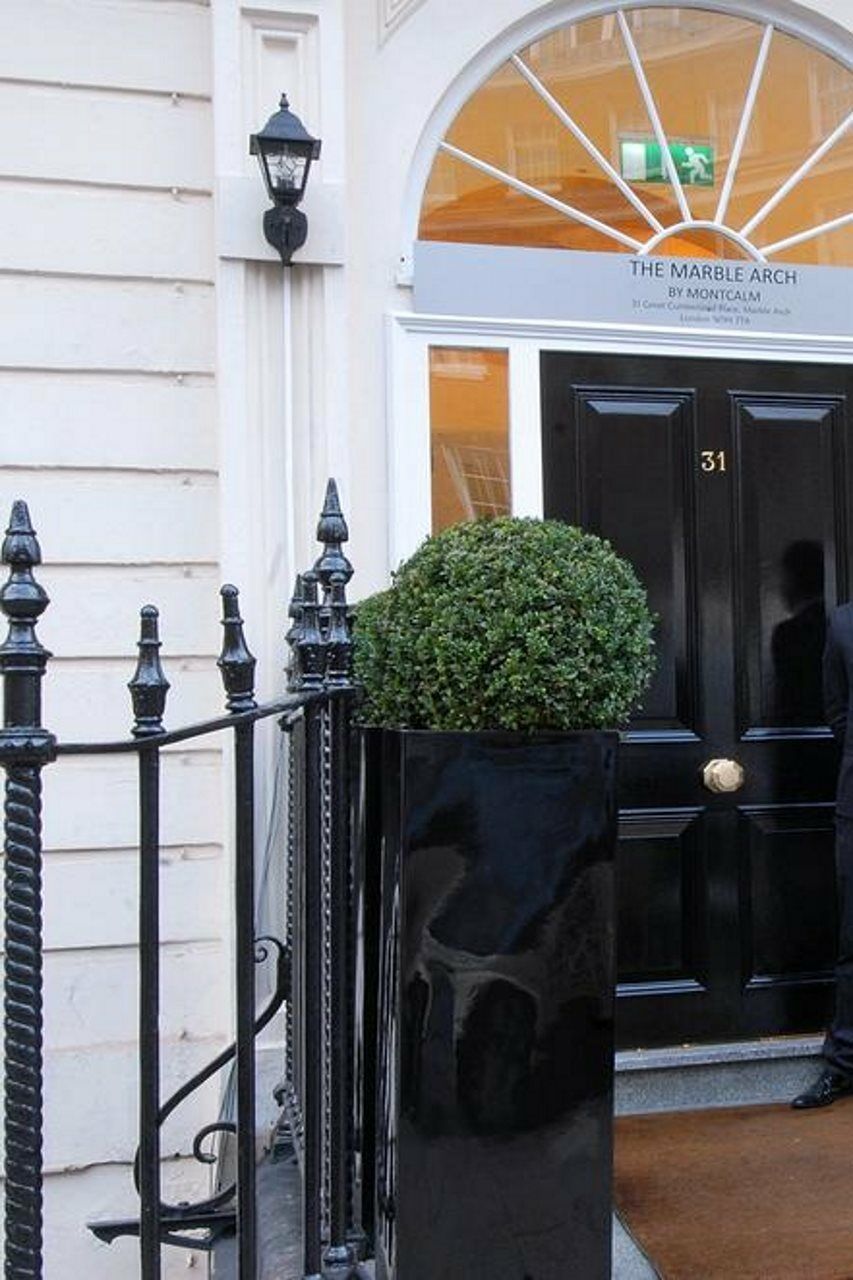 伦敦尊贵大理石拱门酒店 外观 照片 The door of 31 Savile Row, the home of the Beatles