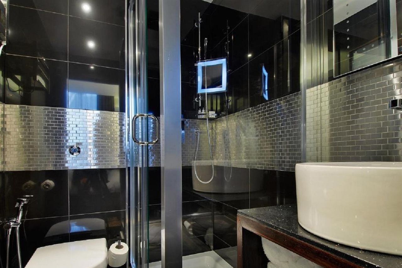 伦敦尊贵大理石拱门酒店 外观 照片 A shower enclosure